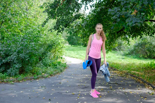 Donna è venuta al parco per fare yoga in natura — Foto Stock