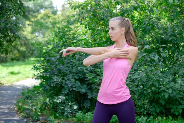 Femme faisant de l'exercice d'étirement dans le parc — Photo