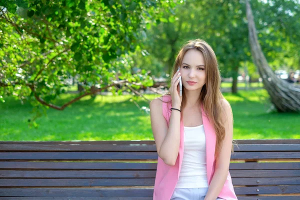 Un retrato de una hermosa mujer sonriente hablando por teléfono — Foto de Stock