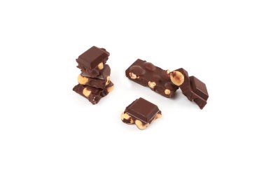 Beyaz arka plan üzerinde izole fındıklı çikolata parçaları