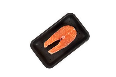 Beyaz arka plan üzerinde izole paket içinde çiğ somon steak.