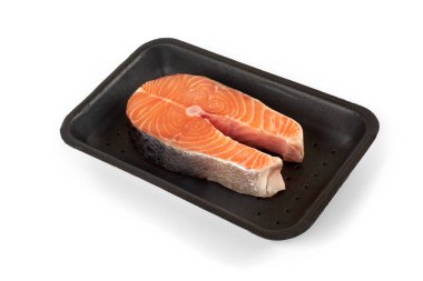 Beyaz arka plan üzerinde izole paket içinde çiğ somon steak.