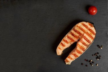 Biber ve limonlu ızgara somon bifteği.