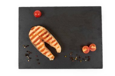 Limonlu somon bifteği. Beyaz arkaplanda izole