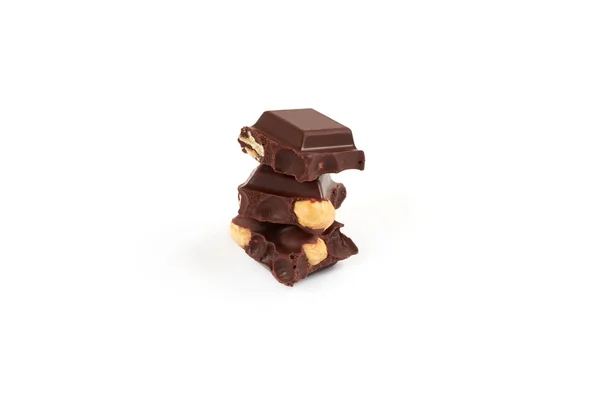 Kousky čokolády s ořechy izolovaných na bílém pozadí — Stock fotografie