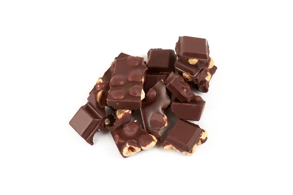Schokoladenstücke mit Nüssen isoliert auf weißem Hintergrund — Stockfoto