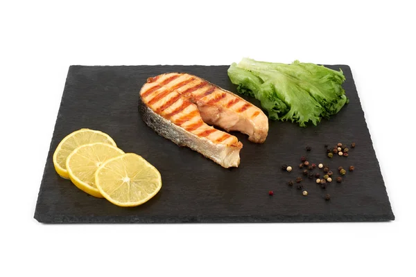 Limon ve kayrak salataya kızarmış som balığı biftek. Beyaz arka plan üzerinde izole — Stok fotoğraf