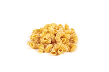Beyaz arkaplanda çizgili makarna cavatappi.