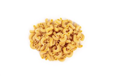 Beyaz arkaplanda çizgili makarna cavatappi.