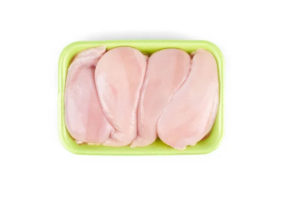 Filé de frango cru em uma bandeja verde, isolado em fundo branco — Fotografia de Stock