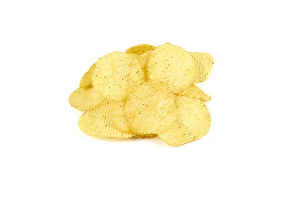 Stos żebrowanych chipsów ziemniaczanych izolowanych na białym tle — Zdjęcie stockowe