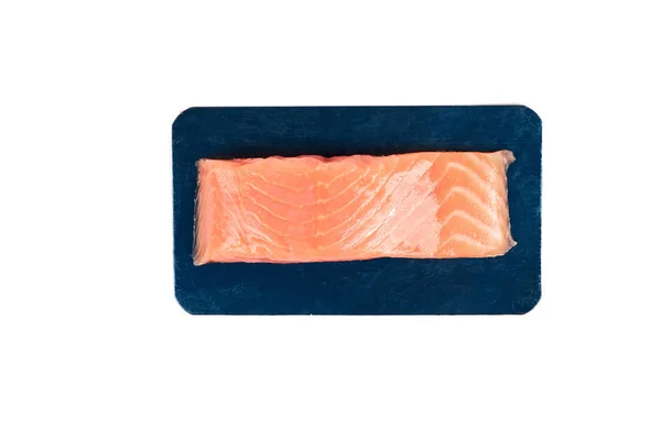 Καπνιστό φιλέτο κόκκινου ψαριού σε συσκευασία κενού. Απομονωμένα σε λευκό — Φωτογραφία Αρχείου