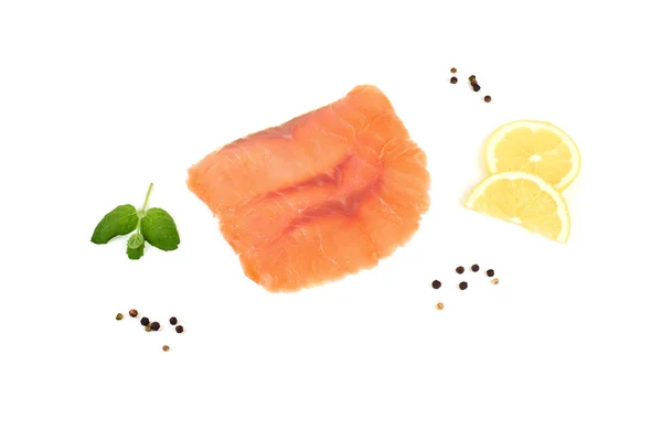 Tiga potong salmon dengan lemon di latar belakang putih — Stok Foto