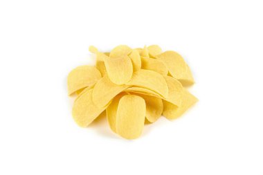 patates cipsi beyaz zemin üzerine izole yığını