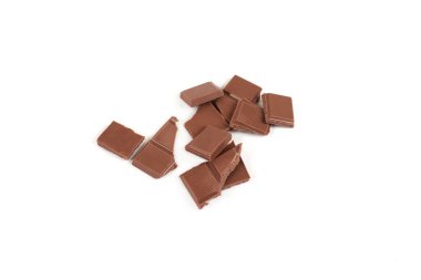 Beyaz arka planda izole edilmiş koyu sütlü çikolata parçaları..