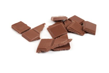 Beyaz arka planda izole edilmiş koyu sütlü çikolata parçaları..