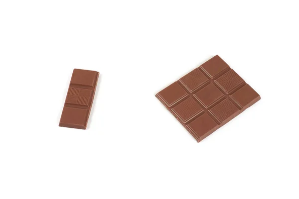 Bitar av mörk mjölk choklad bar isolerad på vit bakgrund. — Stockfoto