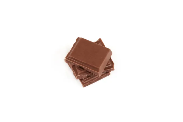 Stücke dunkler Milchschokolade auf weißem Hintergrund isoliert. — Stockfoto