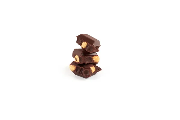 Morceaux de chocolat aux noix isolés sur fond blanc — Photo