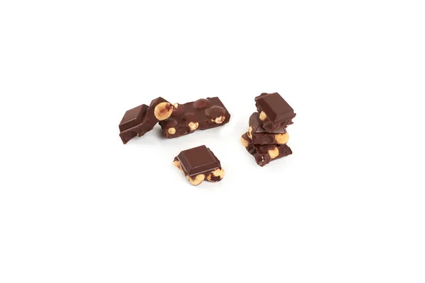 Morceaux de chocolat aux noix isolés sur fond blanc — Photo