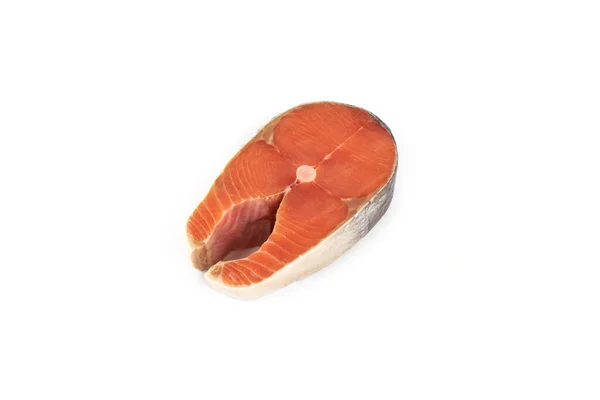 Bife de um salmão de peixe vermelho isolado sobre fundo branco . — Fotografia de Stock