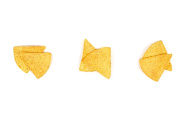 Beyaz arkaplanda izole edilmiş baharatlı cips cipsi.
