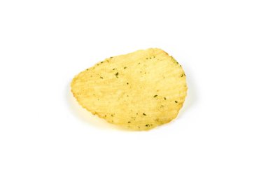 Beyaz arka planda sarı çıtır patates cipsi.