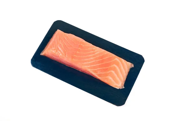 Filet z červených ryb ve vakuovém balení. Izolováno na bílém — Stock fotografie