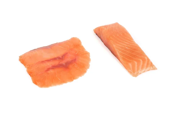 Φέτες κόκκινο ψάρι με λεμόνι σε λευκό φόντο — Φωτογραφία Αρχείου