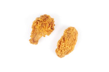 Beyaz arka planda izole edilmiş kızarmış tavuk.