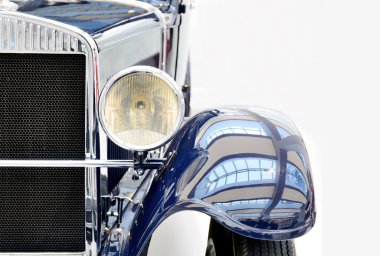 Mavi eski model araba