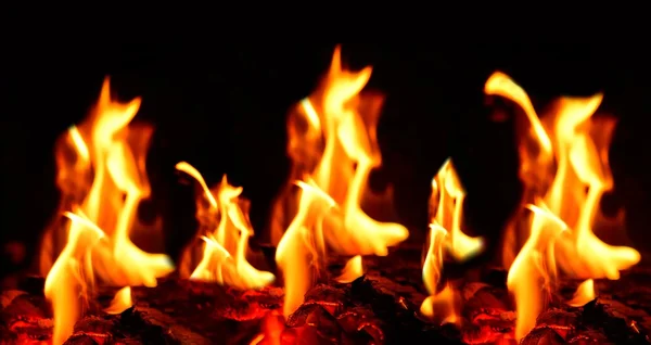 Flammande flammor i öppen spis — Stockfoto