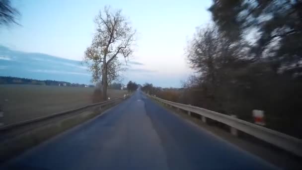 Водіння по сільській дорозі — стокове відео