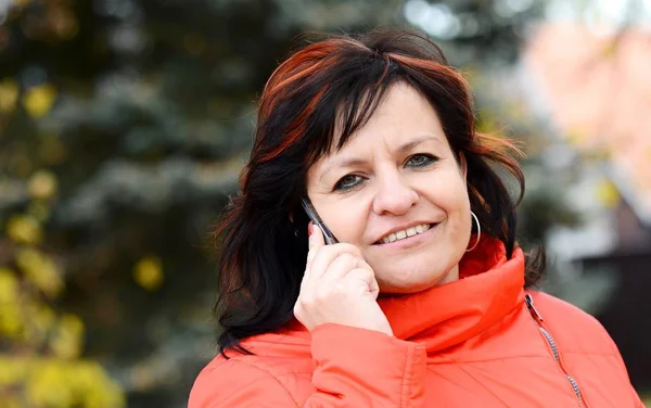 Vrouw praten op mobiele telefoon — Stockfoto