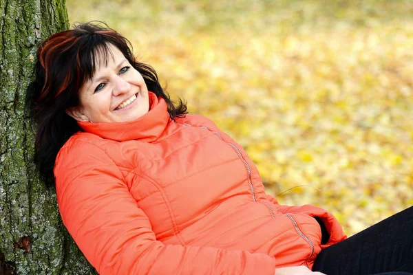 Portret van de vrouw in park — Stockfoto