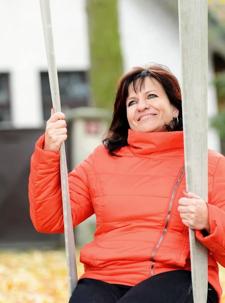 Kvinna porträtt i park — Stockfoto