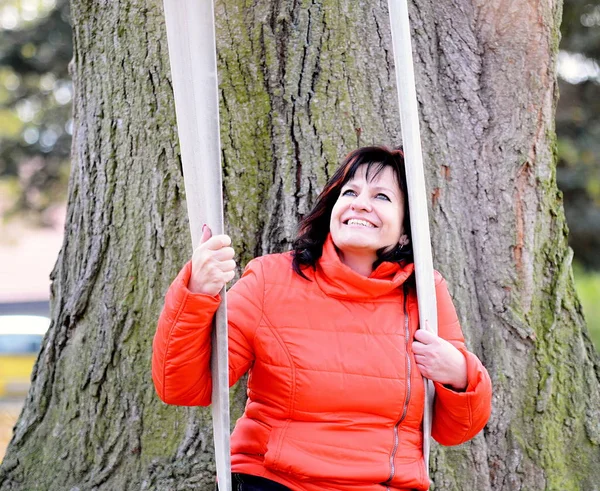 Portret van de vrouw in park — Stockfoto