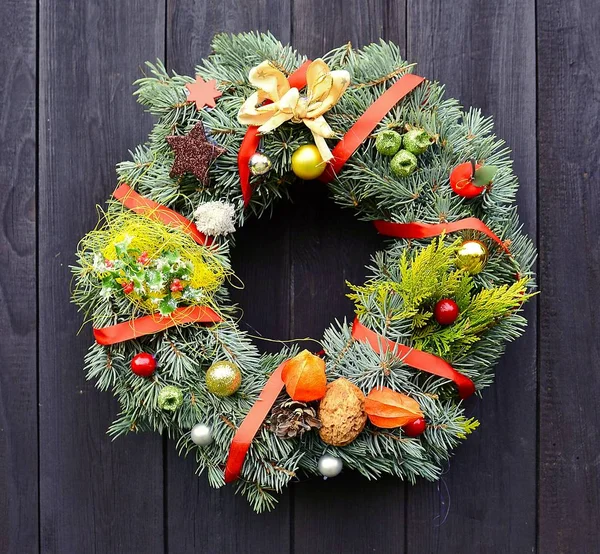 Dekorativer Weihnachtskranz — Stockfoto