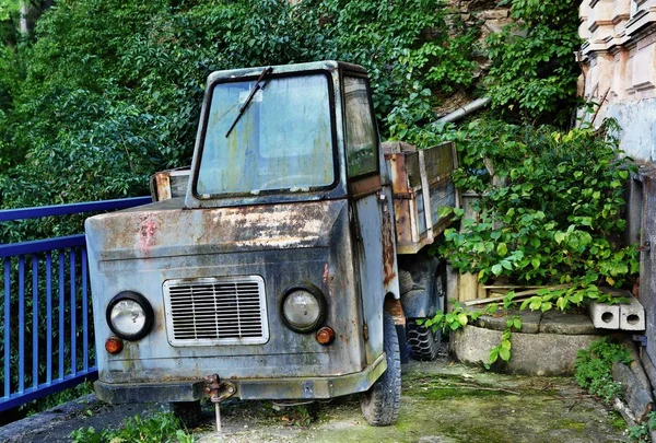 Camion rouillé abandonné — Photo