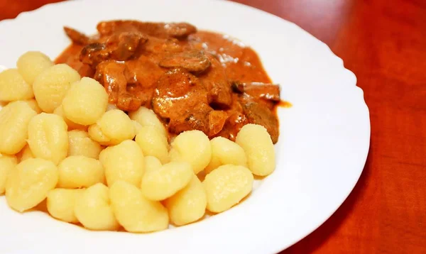 Carne di manzo Stroganoff sul piatto — Foto Stock