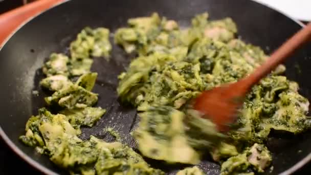 Cucinare la pasta agli spinaci — Video Stock