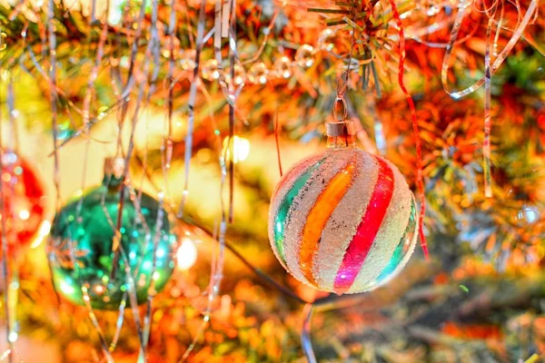 Bola brilhante de Natal — Fotografia de Stock