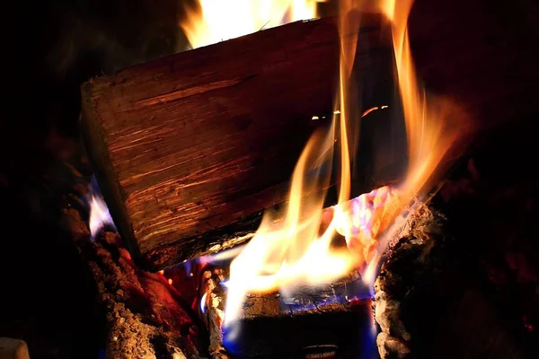 Brinnande stockar i öppen spis — Stockfoto