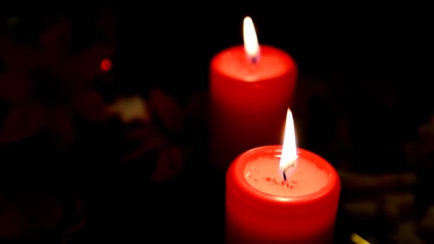 Горящие свечи в темноте — стоковое видео