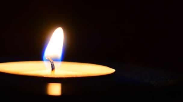 Палаюча свічка в темряві — стокове відео