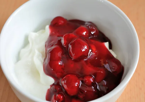 Kırmızı meyveli yoğurt — Stok fotoğraf