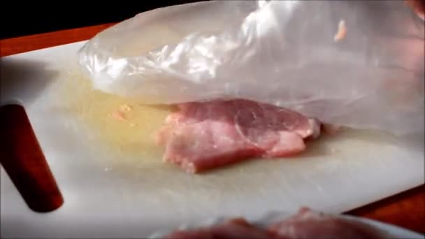 Tenderizing van varkensvlees segmenten — Stockvideo