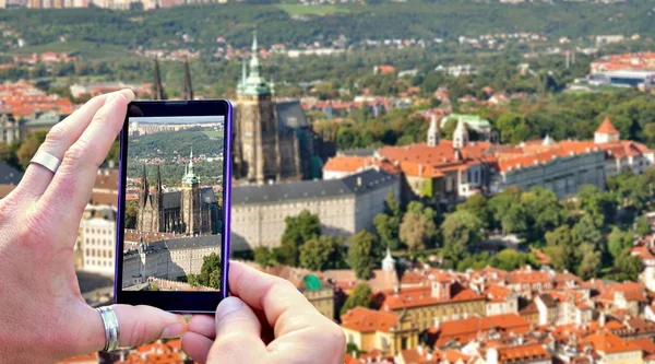 Съемки Праги на мобильном телефоне — стоковое фото