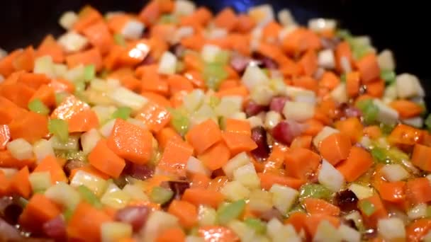 Жаренье овощей — стоковое видео