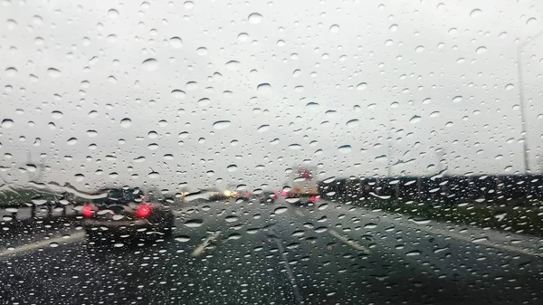 Auto op regenachtige Highway — Stockfoto
